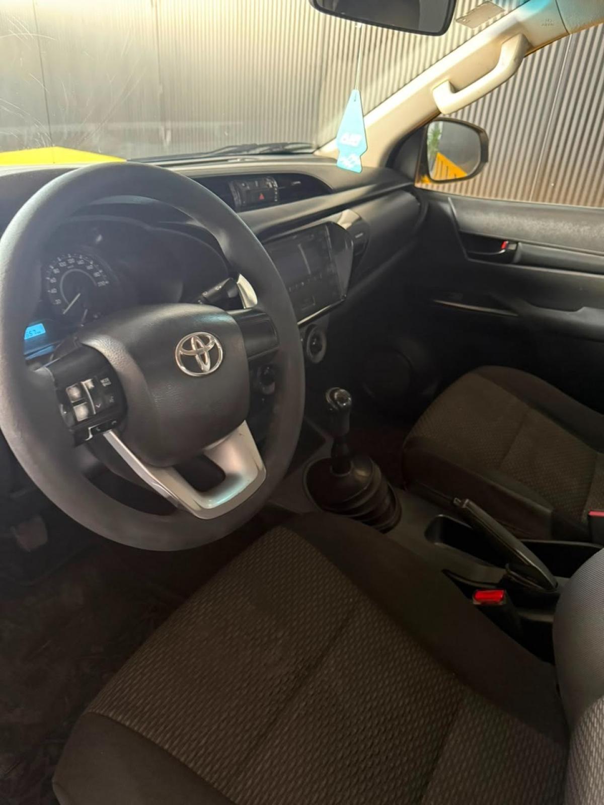 Foto de TOYOTA HILUX DX 4X4 2.4 TDI MT 2019, color blanco, en San Juan