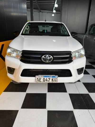 Foto de TOYOTA HILUX DX 4X4 2.4 TDI MT 2019, color blanco, en San Juan