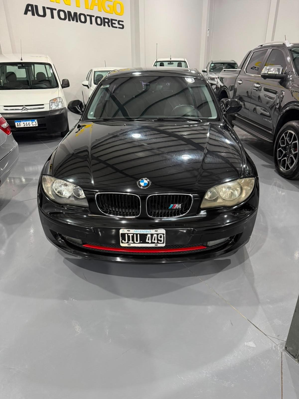 Foto de BMW 116 116 I	SEDAN 3PTAS 2010, color negro, en San Juan