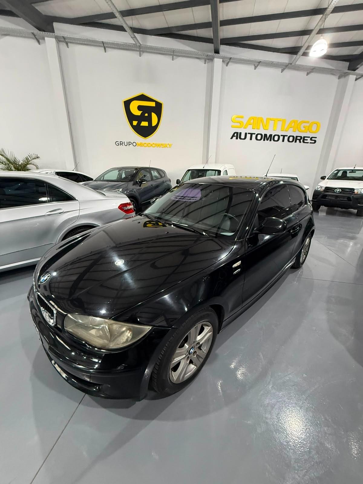 Foto de BMW 116 116 I	SEDAN 3PTAS 2010, color negro, en San Juan