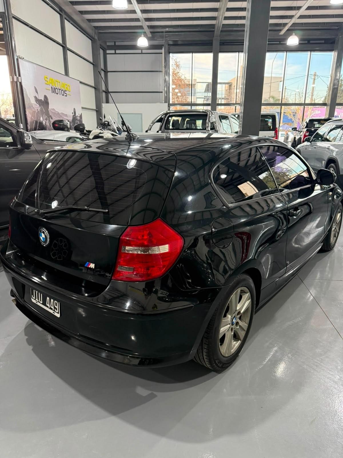 Foto de BMW 116 116 I	SEDAN 3PTAS 2010, color negro, en San Juan