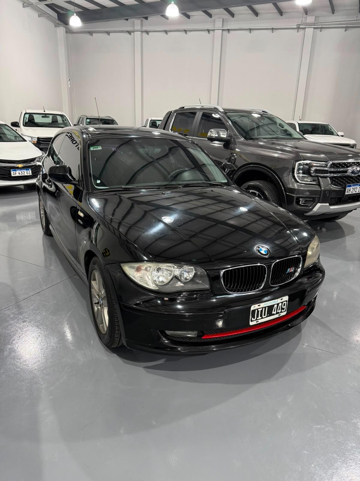 Foto de BMW 116 116 I	SEDAN 3PTAS 2010, color negro, en San Juan
