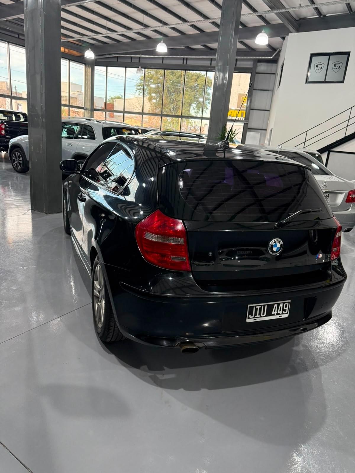 Foto de BMW 116 116 I	SEDAN 3PTAS 2010, color negro, en San Juan