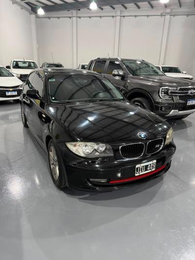 Foto de BMW 116 116 I	SEDAN 3PTAS 2010, color negro, en San Juan