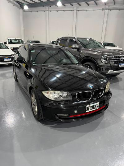Foto de BMW 116 116 I	SEDAN 3PTAS 2010, color negro, en San Juan