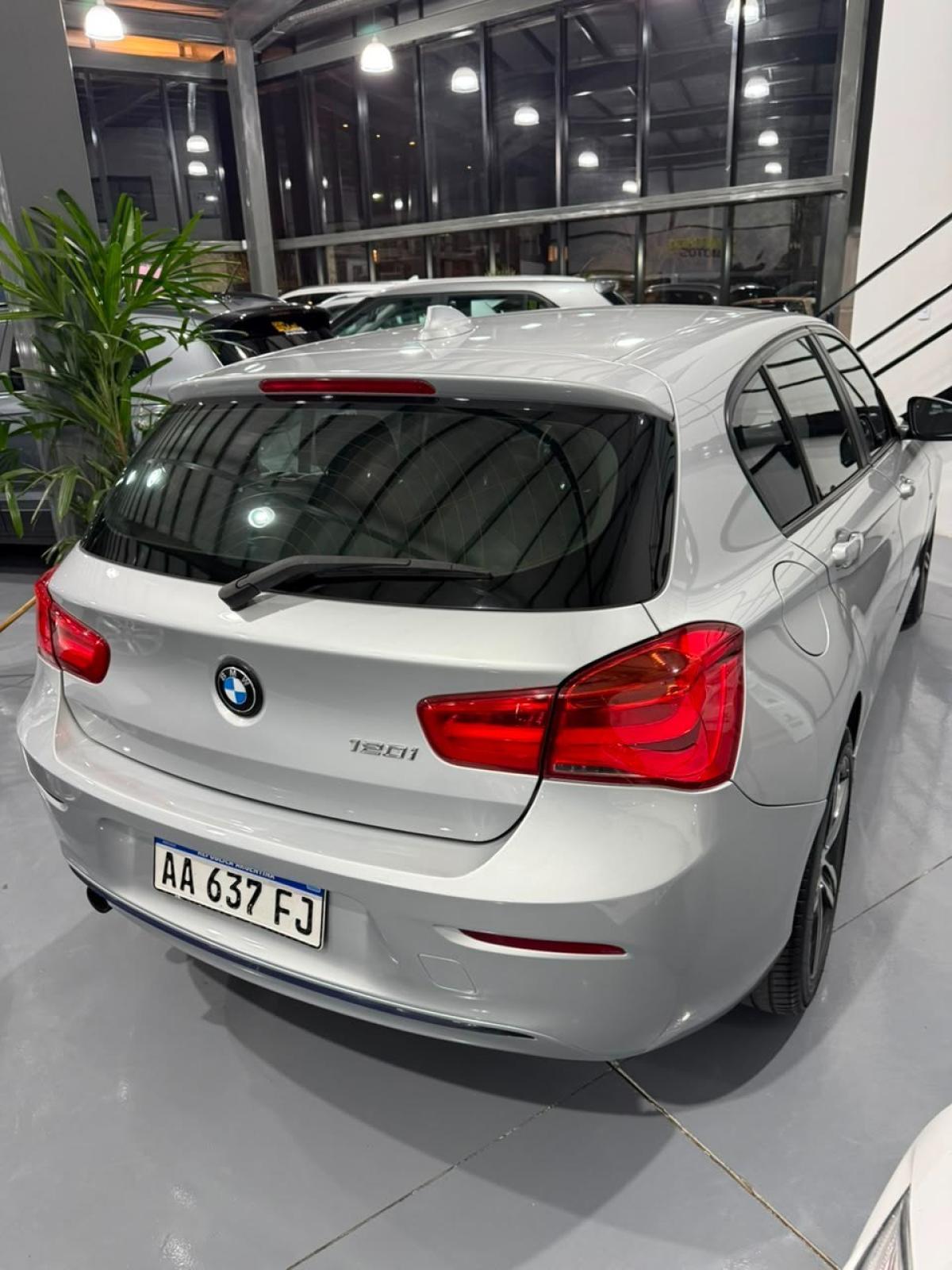 Foto de BMW 120 120I	SPORT 2016, color gris, en San Juan