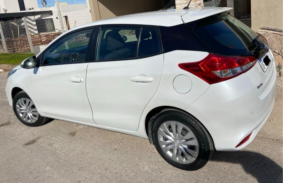 Foto de TOYOTA YARIS XS, 5p 2022, color blanco, en San Juan