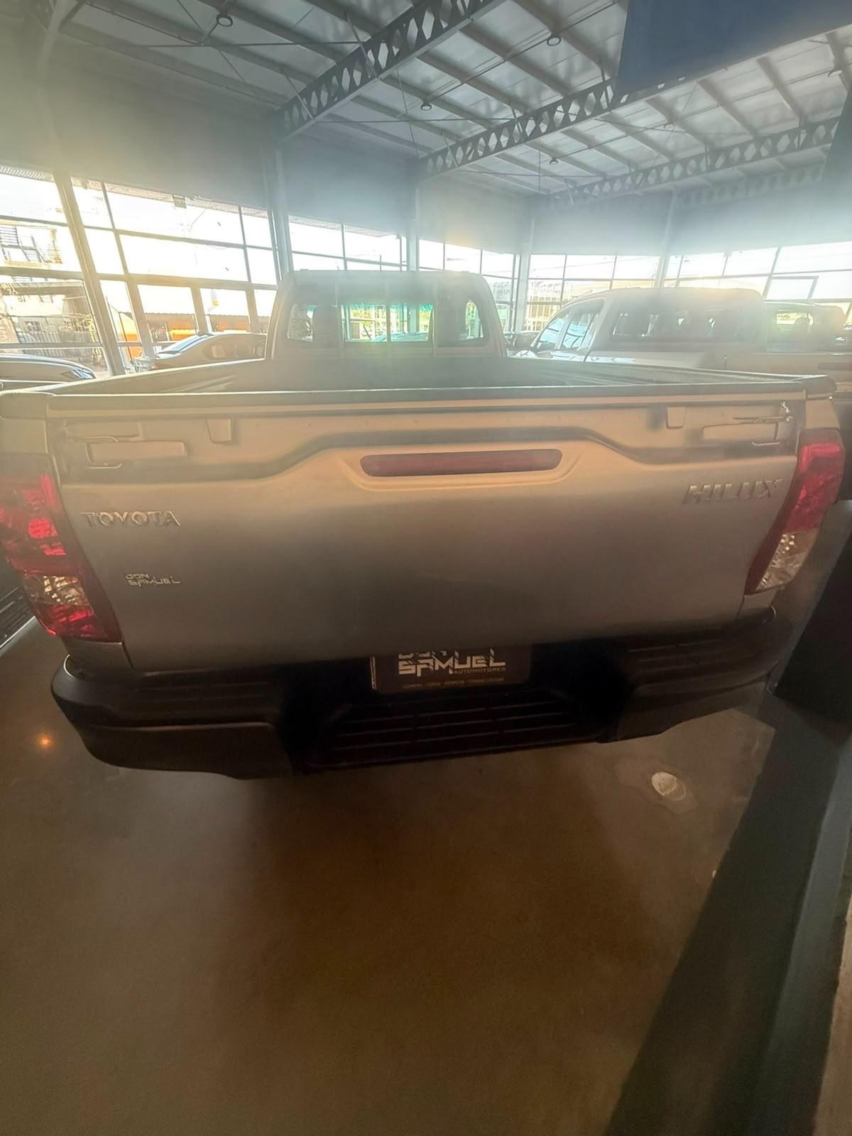 Foto de TOYOTA HILUX HILUX C/S 4X4 MT 2.4 2016, color plata, en San Juan