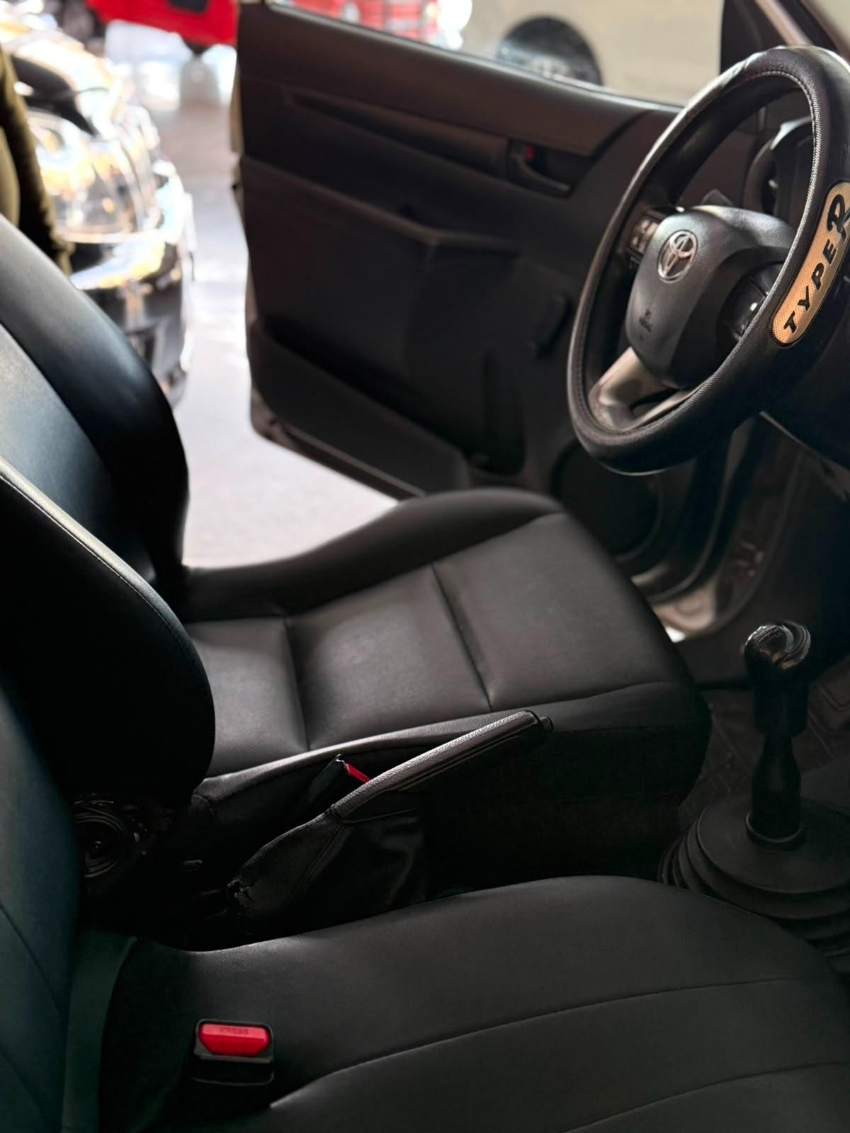 Foto de TOYOTA HILUX HILUX C/S 4X4 MT 2.4 2016, color plata, en San Juan