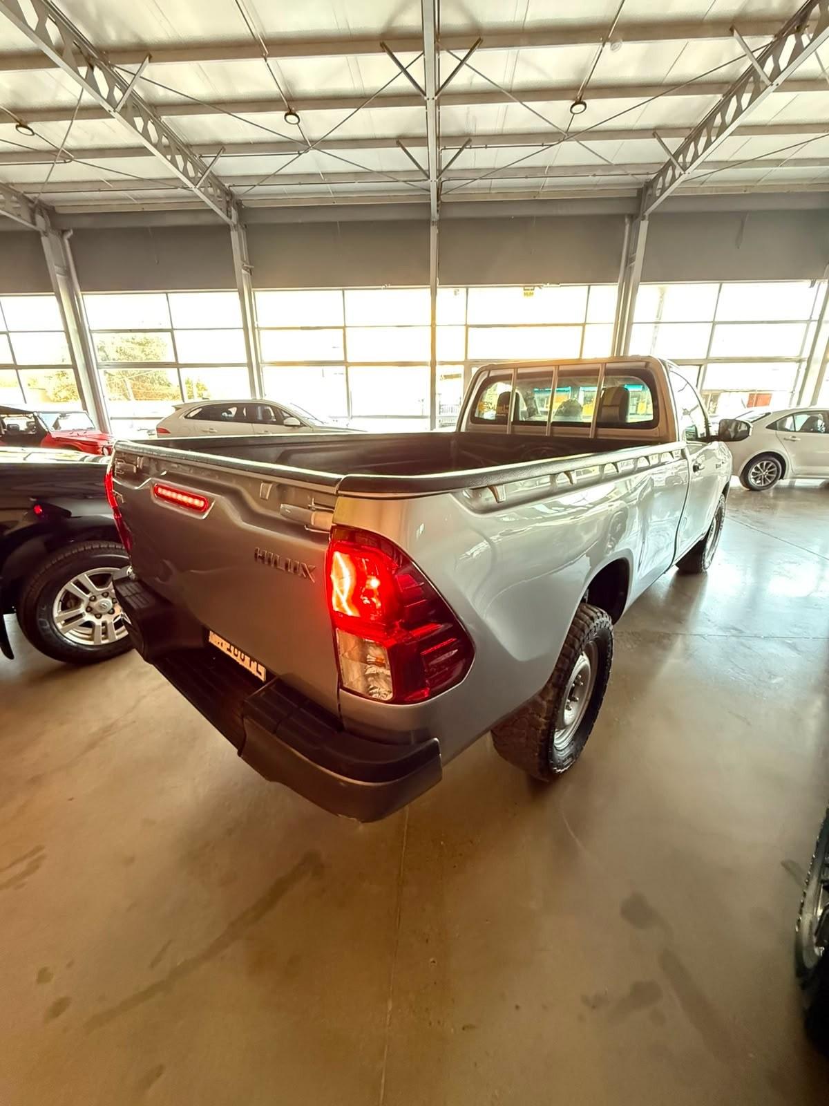 Foto de TOYOTA HILUX HILUX C/S 4X4 MT 2.4 2016, color plata, en San Juan