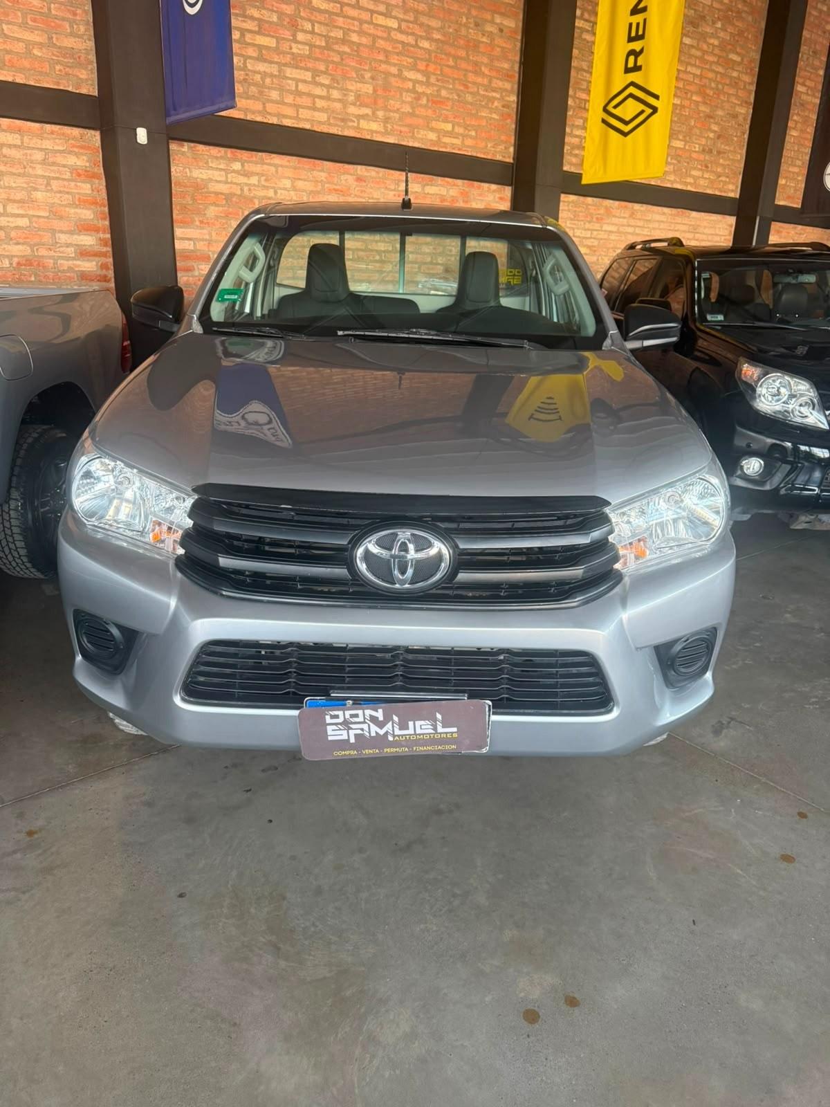 Foto de TOYOTA HILUX HILUX C/S 4X4 MT 2.4 2016, color plata, en San Juan