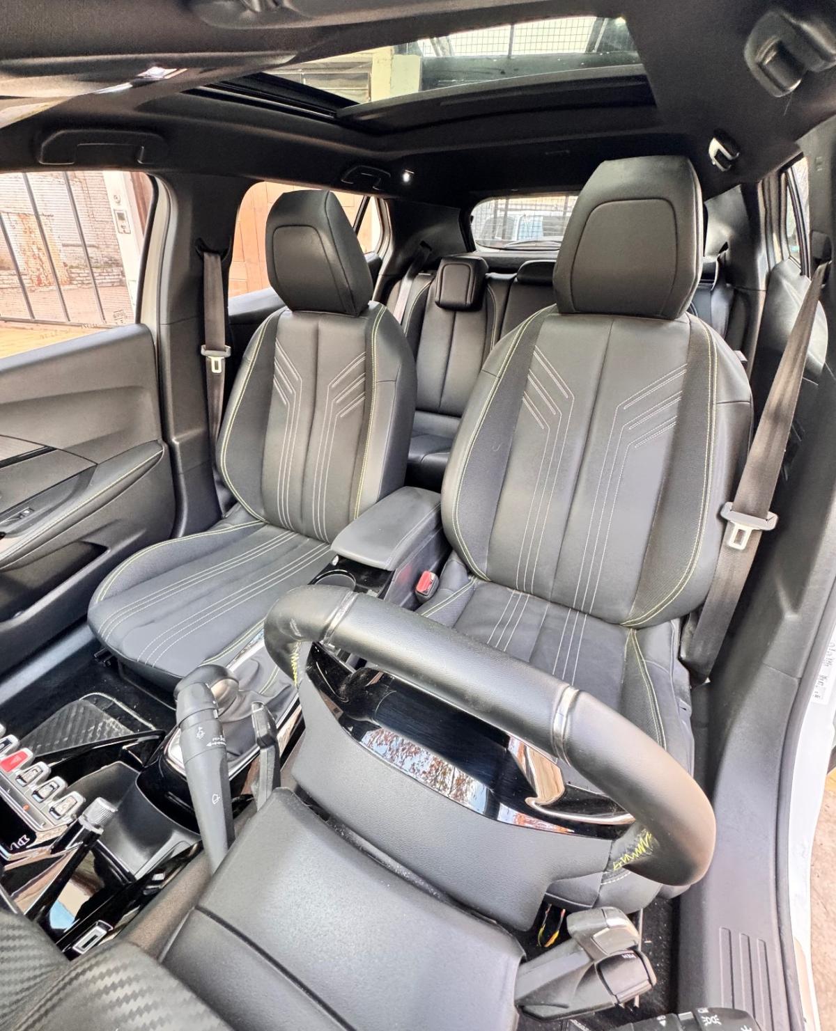 Foto de PEUGEOT 2008 2008 GT 1.0 T 2025, color blanco, en San Juan