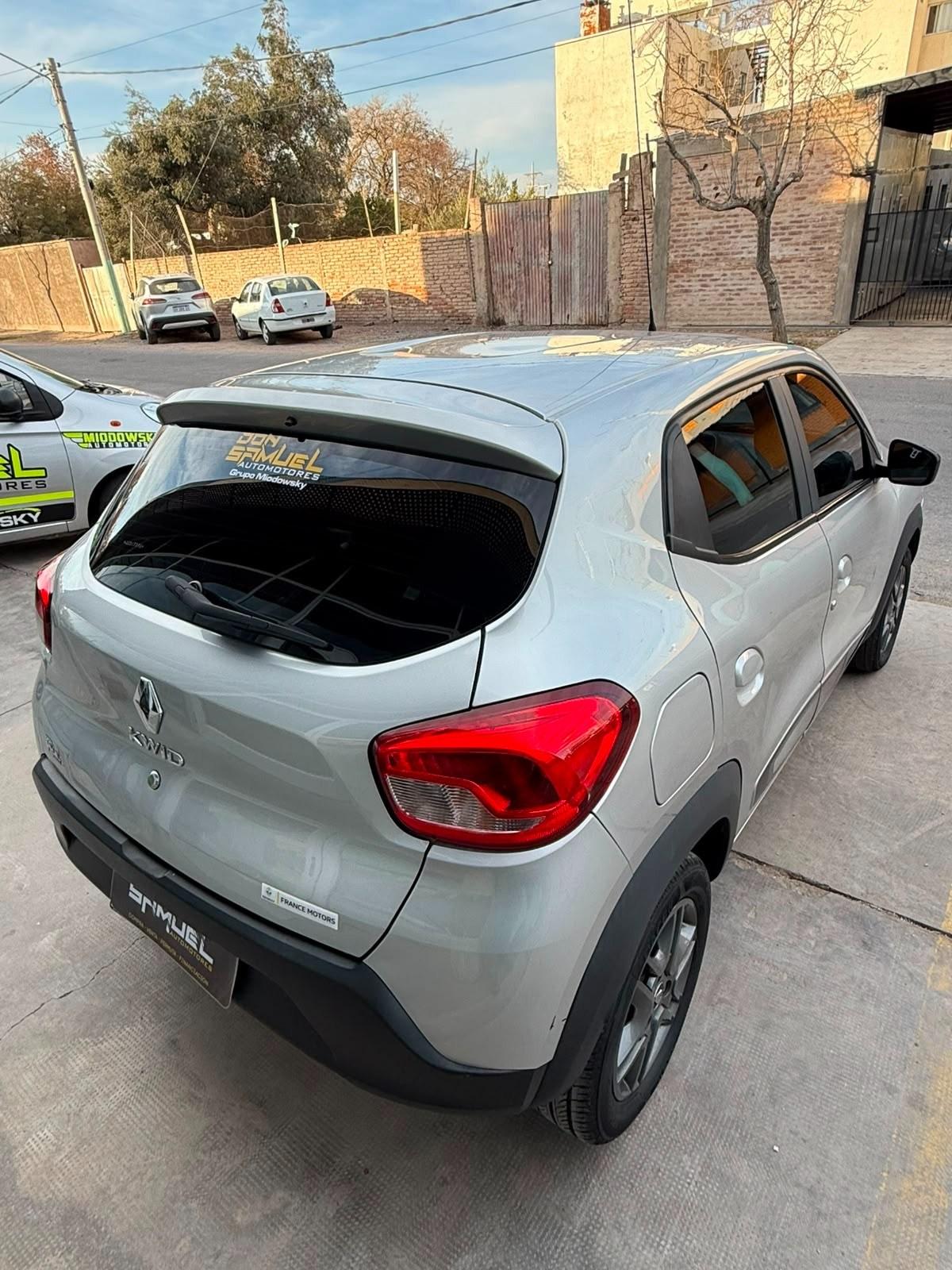 Foto de RENAULT KWID ICONIC 1,0 2018, color plata, en San Juan
