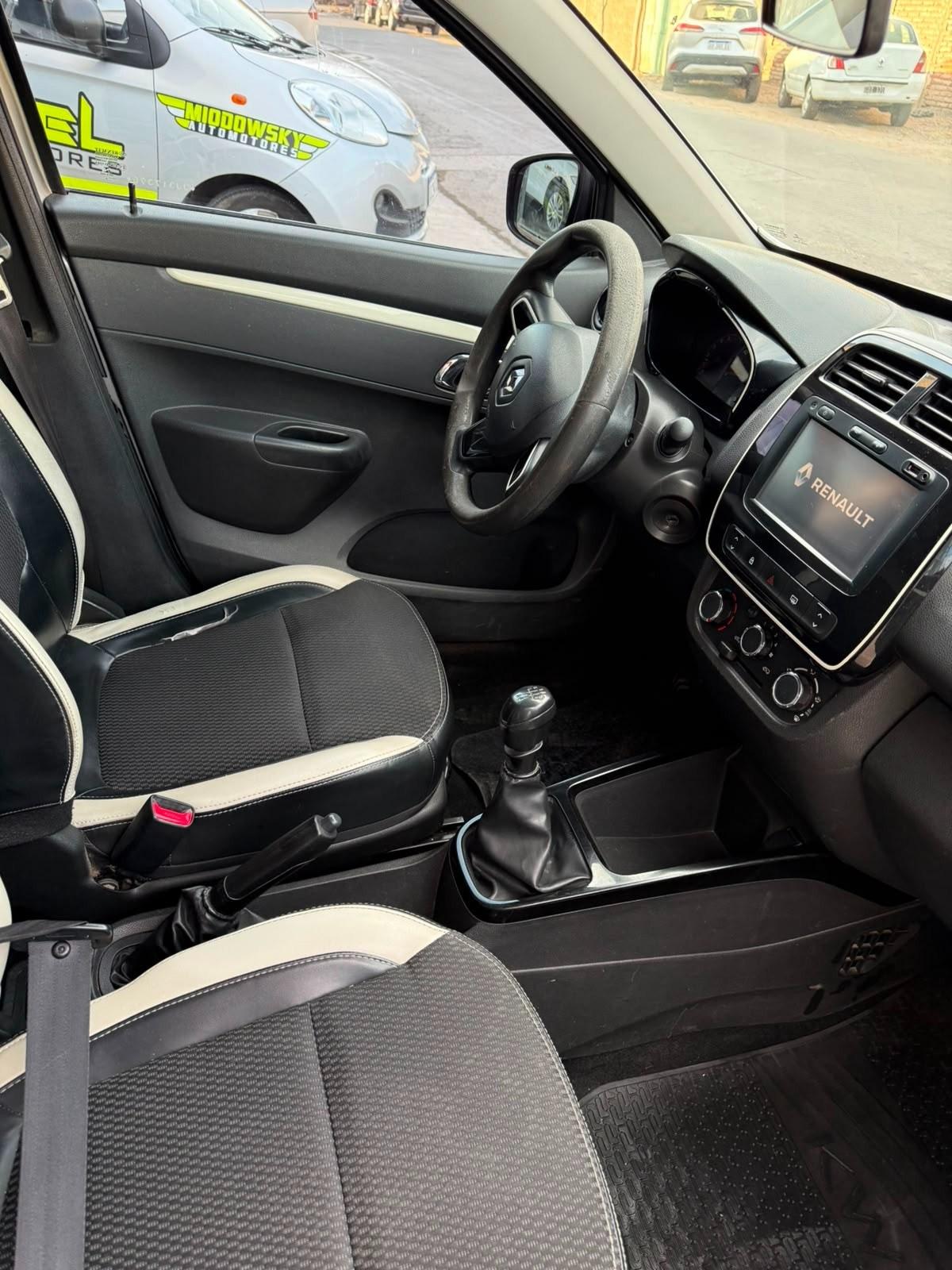 Foto de RENAULT KWID ICONIC 1,0 2018, color plata, en San Juan