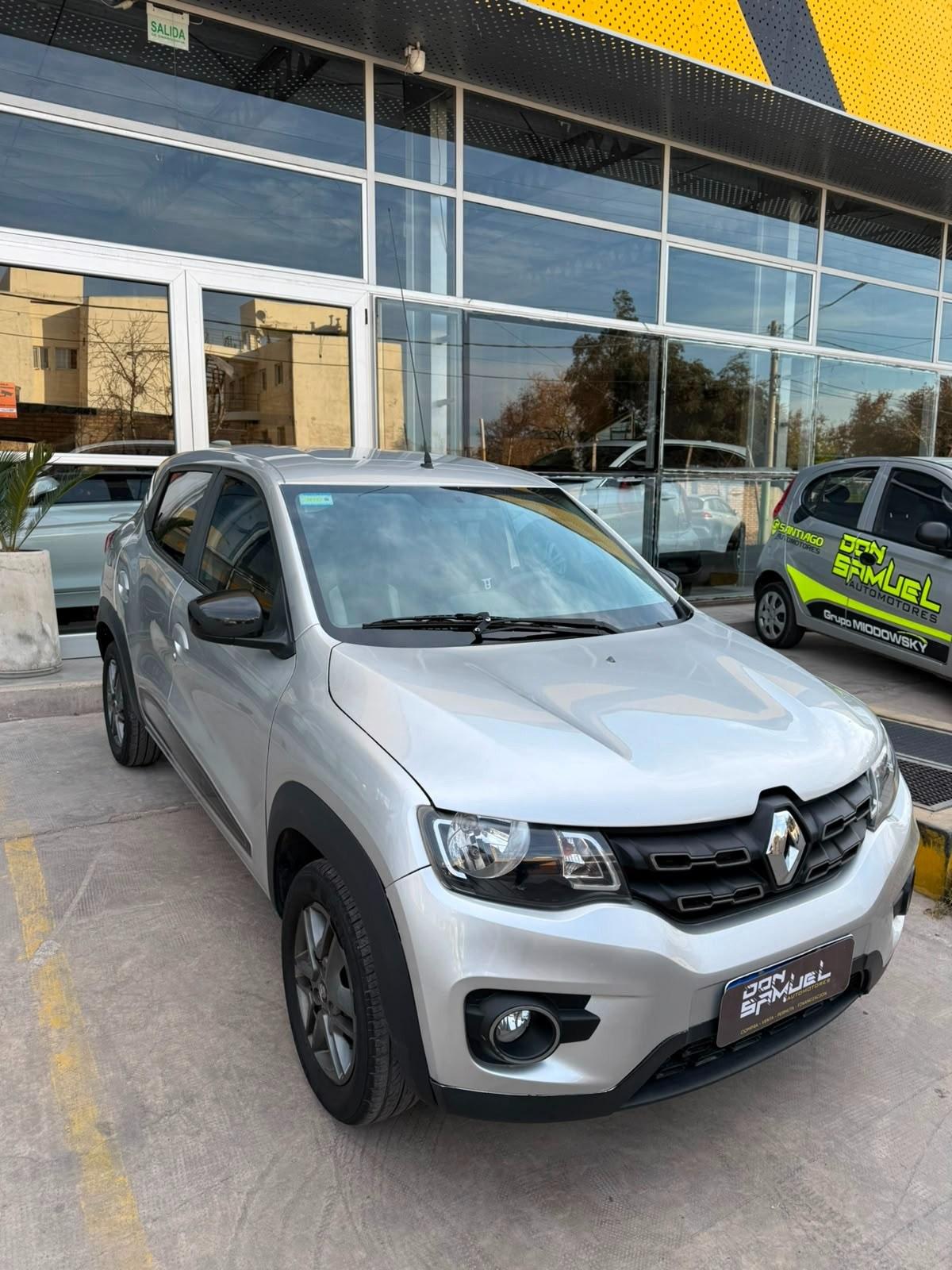 Foto de RENAULT KWID ICONIC 1,0 2018, color plata, en San Juan