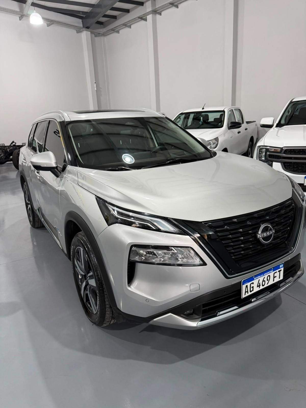 Foto de NISSAN X-TRAIL E- POWER 2024, color plata, en San Juan