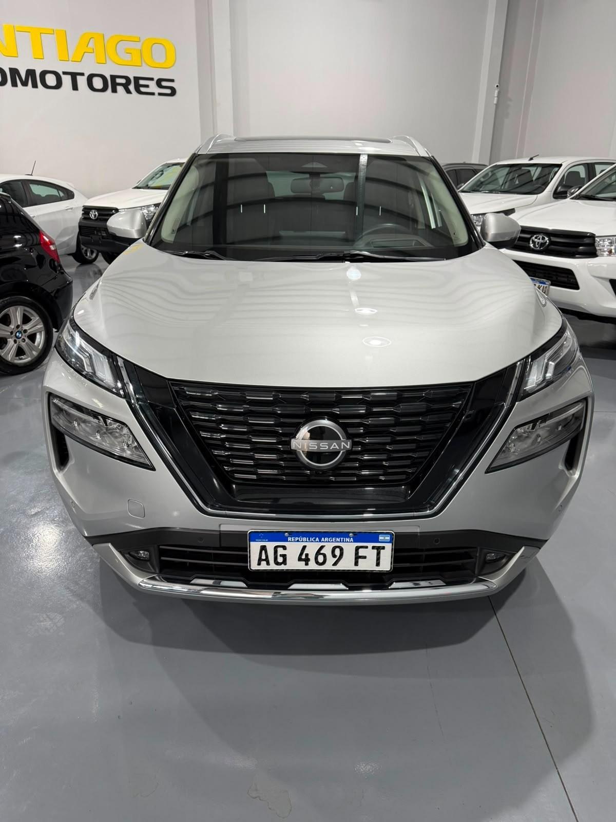 Foto de NISSAN X-TRAIL E- POWER 2024, color plata, en San Juan