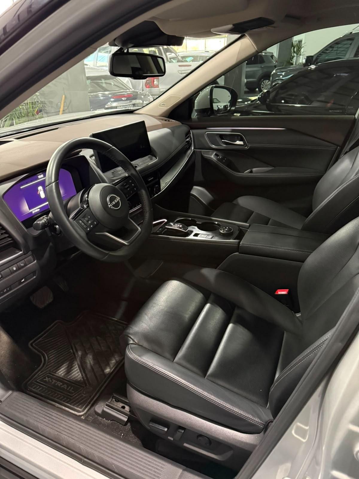 Foto de NISSAN X-TRAIL E- POWER 2024, color plata, en San Juan