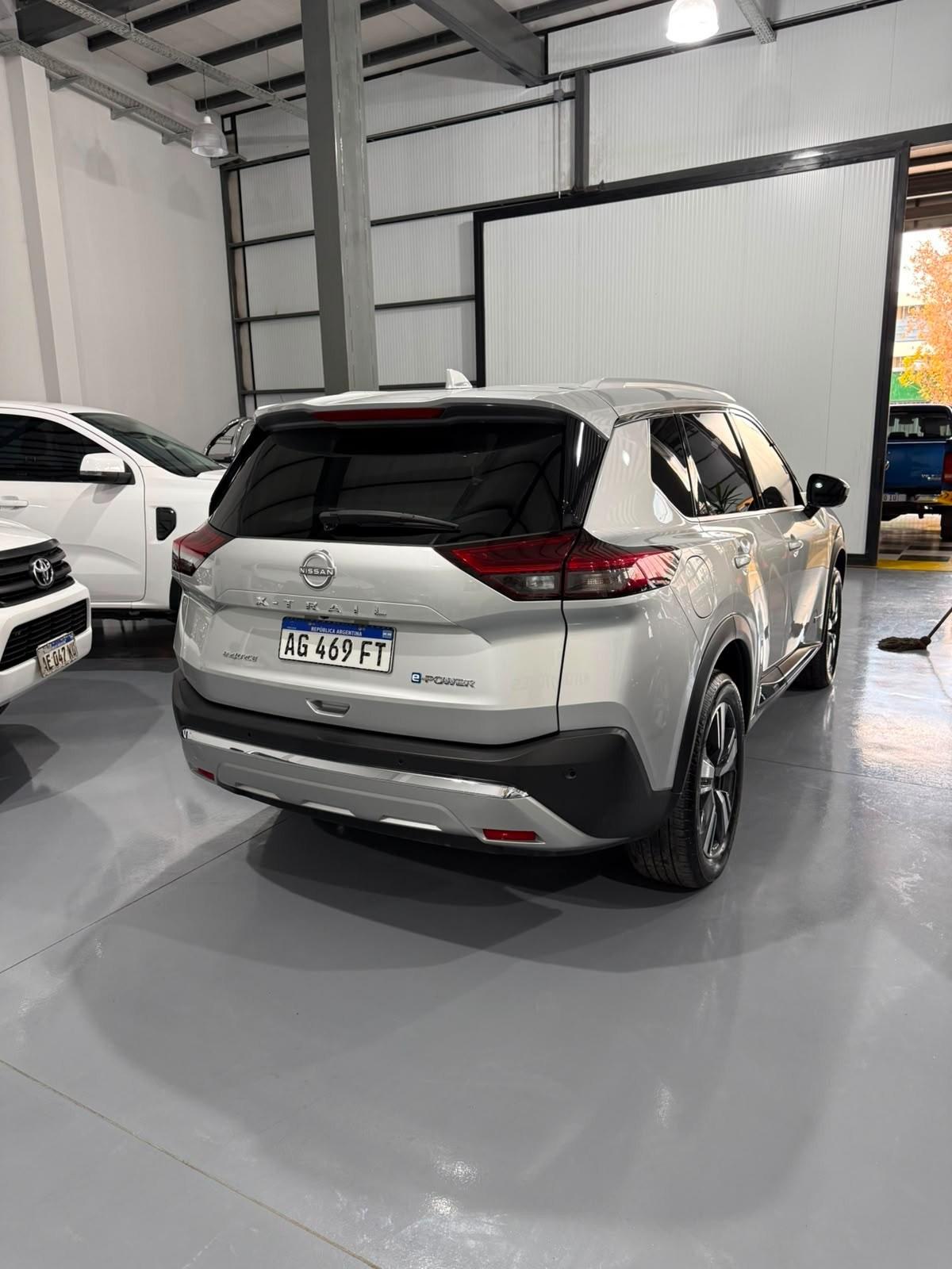 Foto de NISSAN X-TRAIL E- POWER 2024, color plata, en San Juan