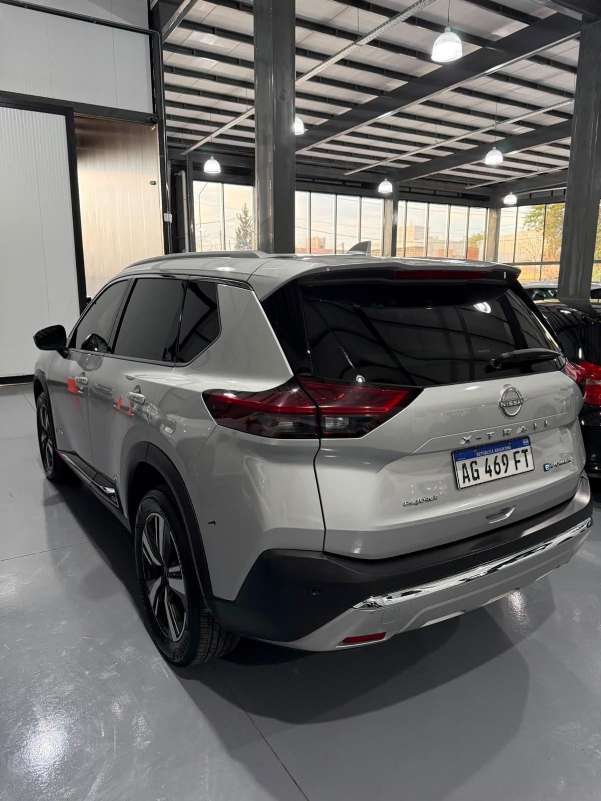 Foto de NISSAN X-TRAIL E- POWER 2024, color plata, en San Juan
