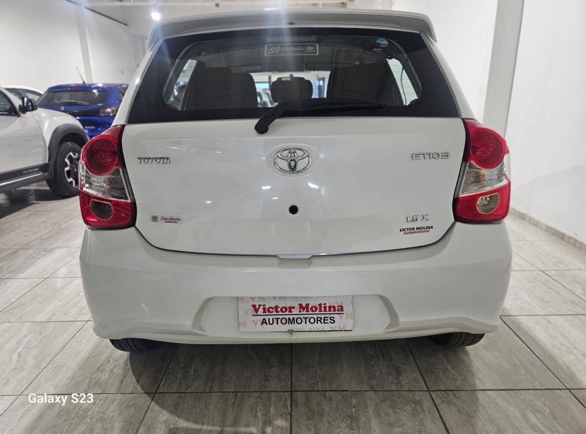 Foto de TOYOTA ETIOS X 2018, color blanco, en San Juan