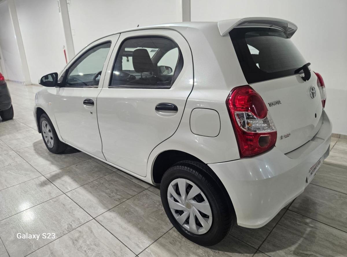 Foto de TOYOTA ETIOS X 2018, color blanco, en San Juan