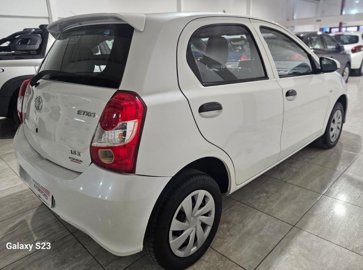 Foto de TOYOTA ETIOS X 2018, color blanco, en San Juan