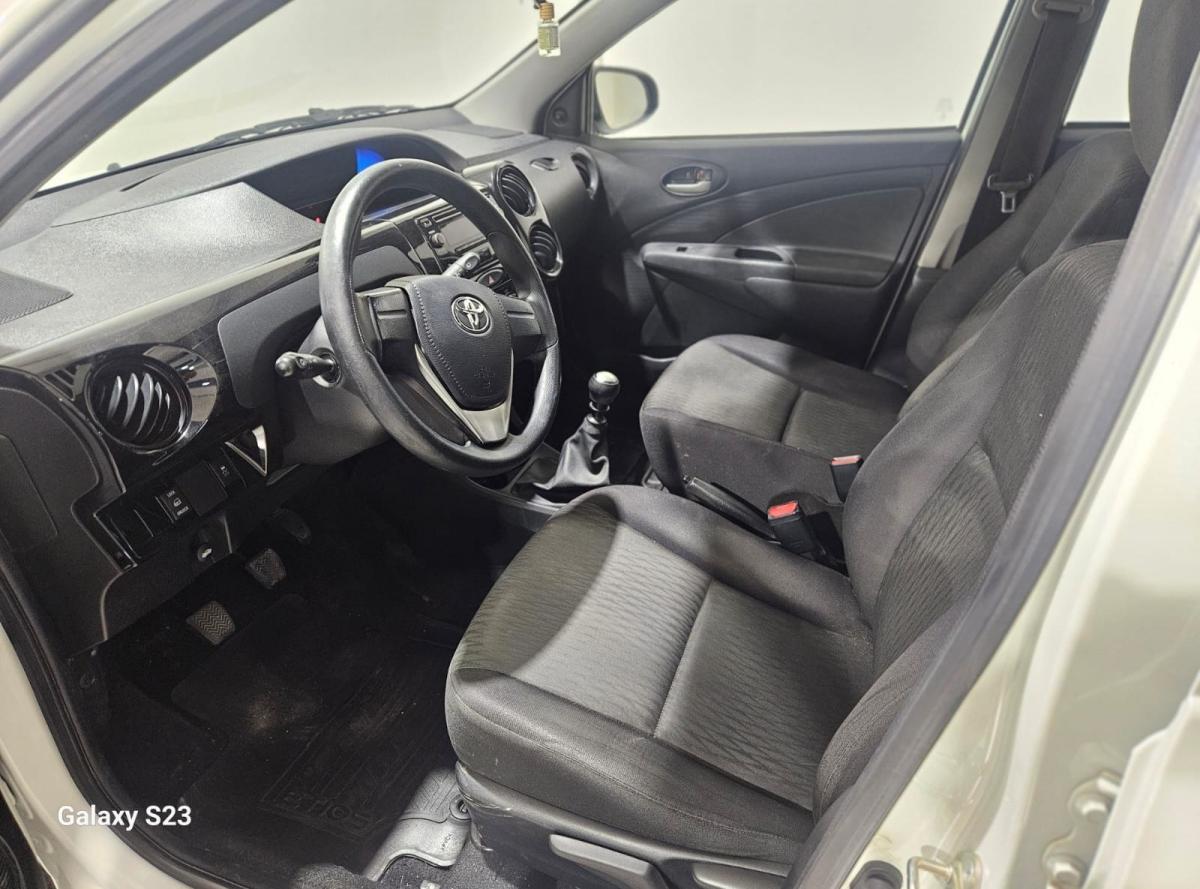 Foto de TOYOTA ETIOS X 2018, color blanco, en San Juan