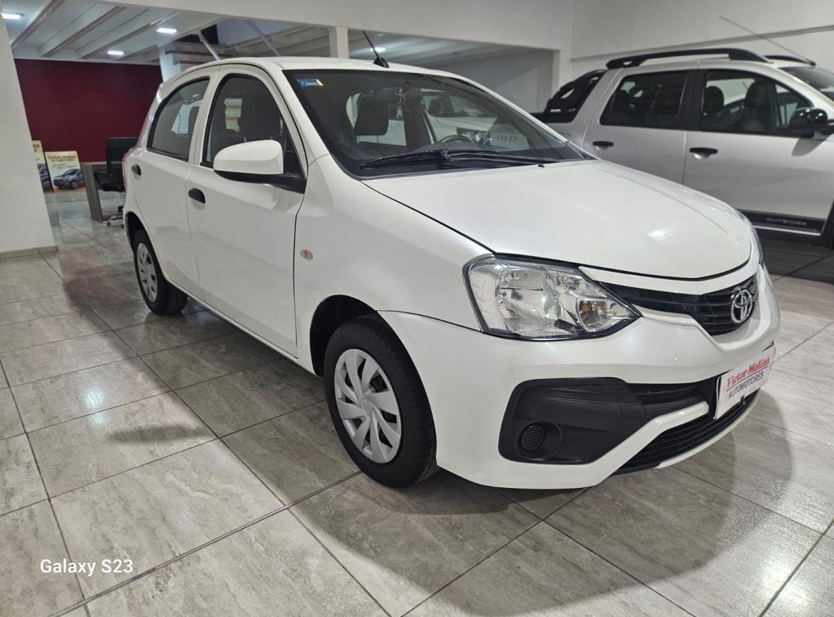 Foto de TOYOTA ETIOS X 2018, color blanco, en San Juan