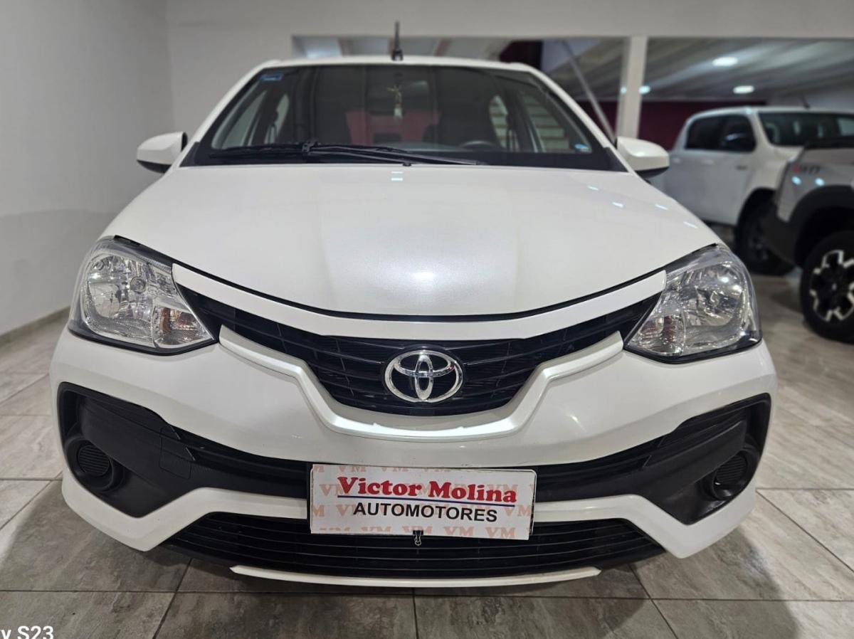 Foto de TOYOTA ETIOS X 2018, color blanco, en San Juan