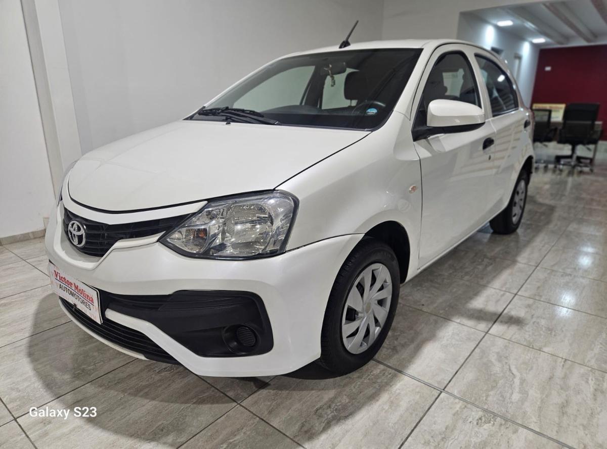 Foto de TOYOTA ETIOS X 2018, color blanco, en San Juan