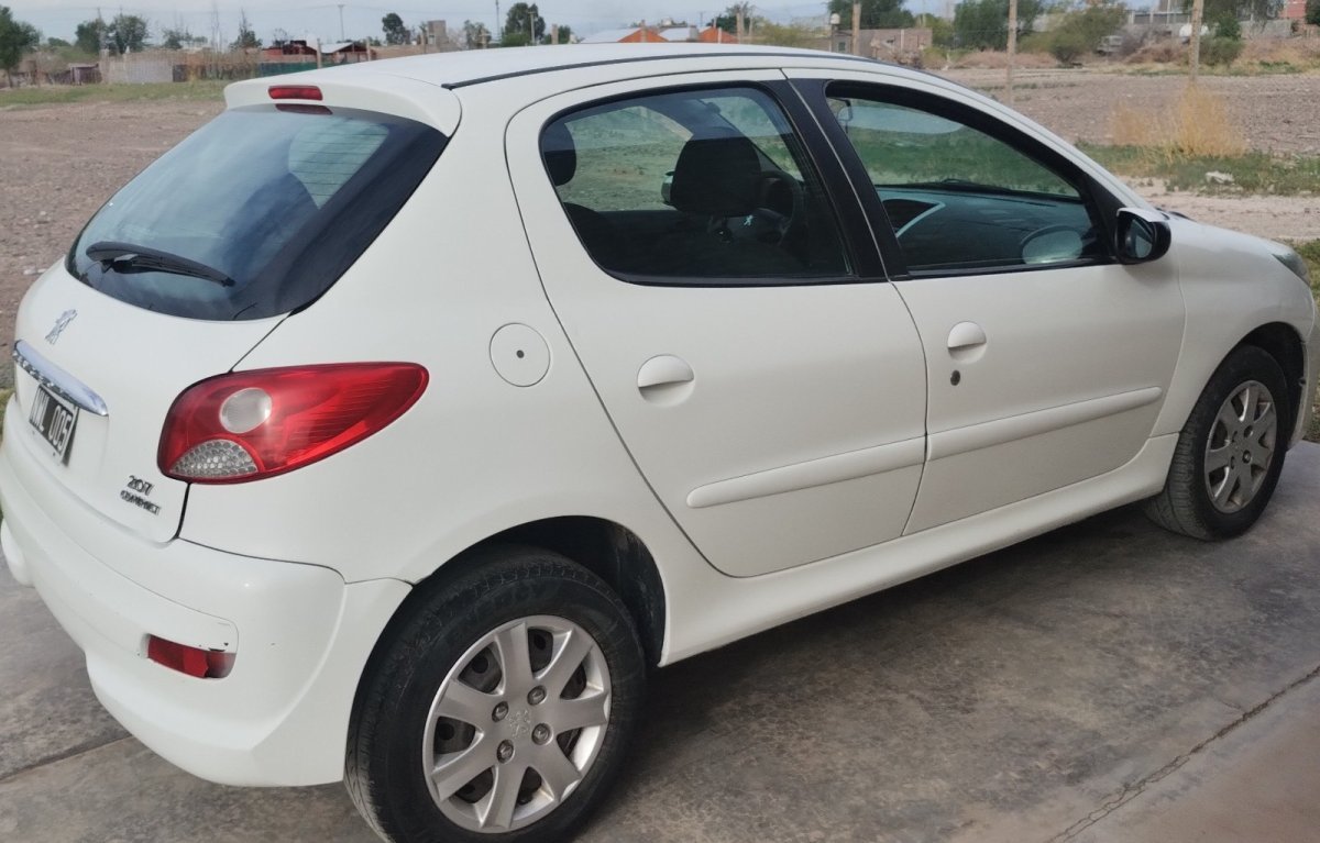 Foto de PEUGEOT 207 Allure 2014, color blanco, en San Juan
