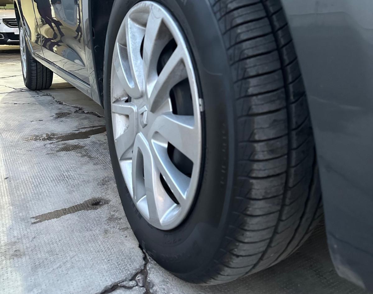 Foto de RENAULT SANDERO Dynamique 1.6 8v 2018, color gris, en San Juan
