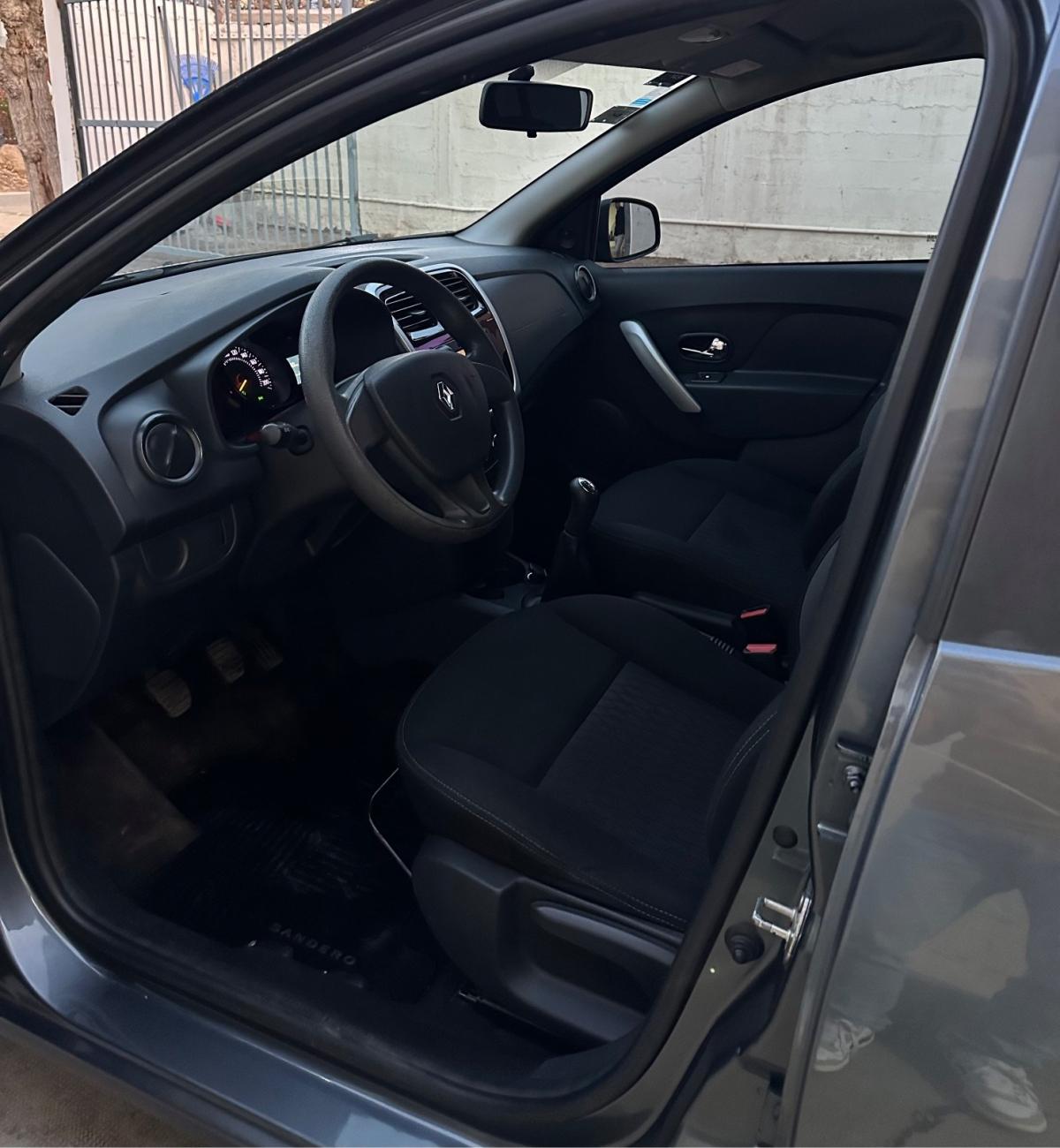 Foto de RENAULT SANDERO Dynamique 1.6 8v 2018, color gris, en San Juan