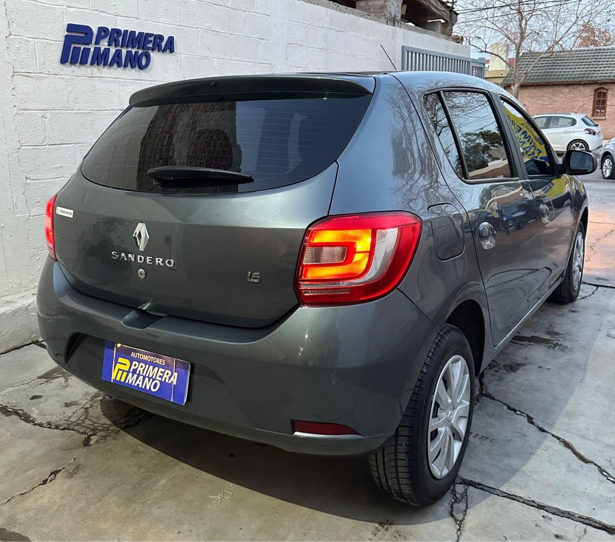 Foto de RENAULT SANDERO Dynamique 1.6 8v 2018, color gris, en San Juan