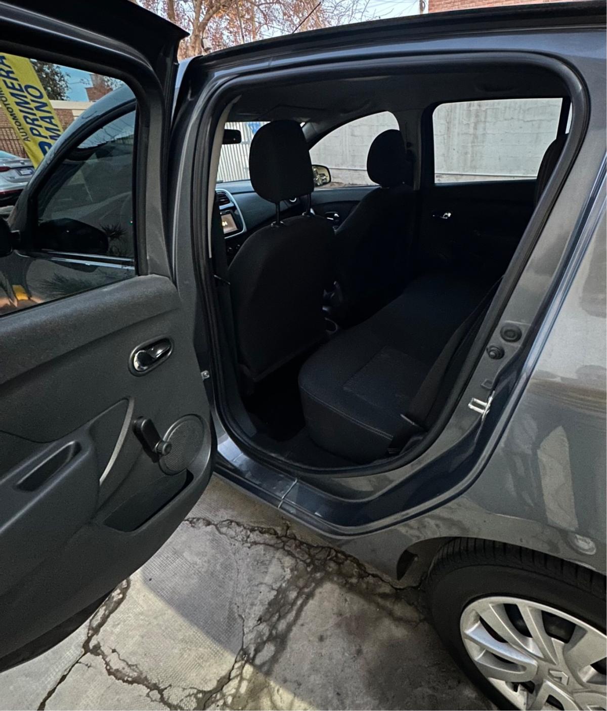 Foto de RENAULT SANDERO Dynamique 1.6 8v 2018, color gris, en San Juan