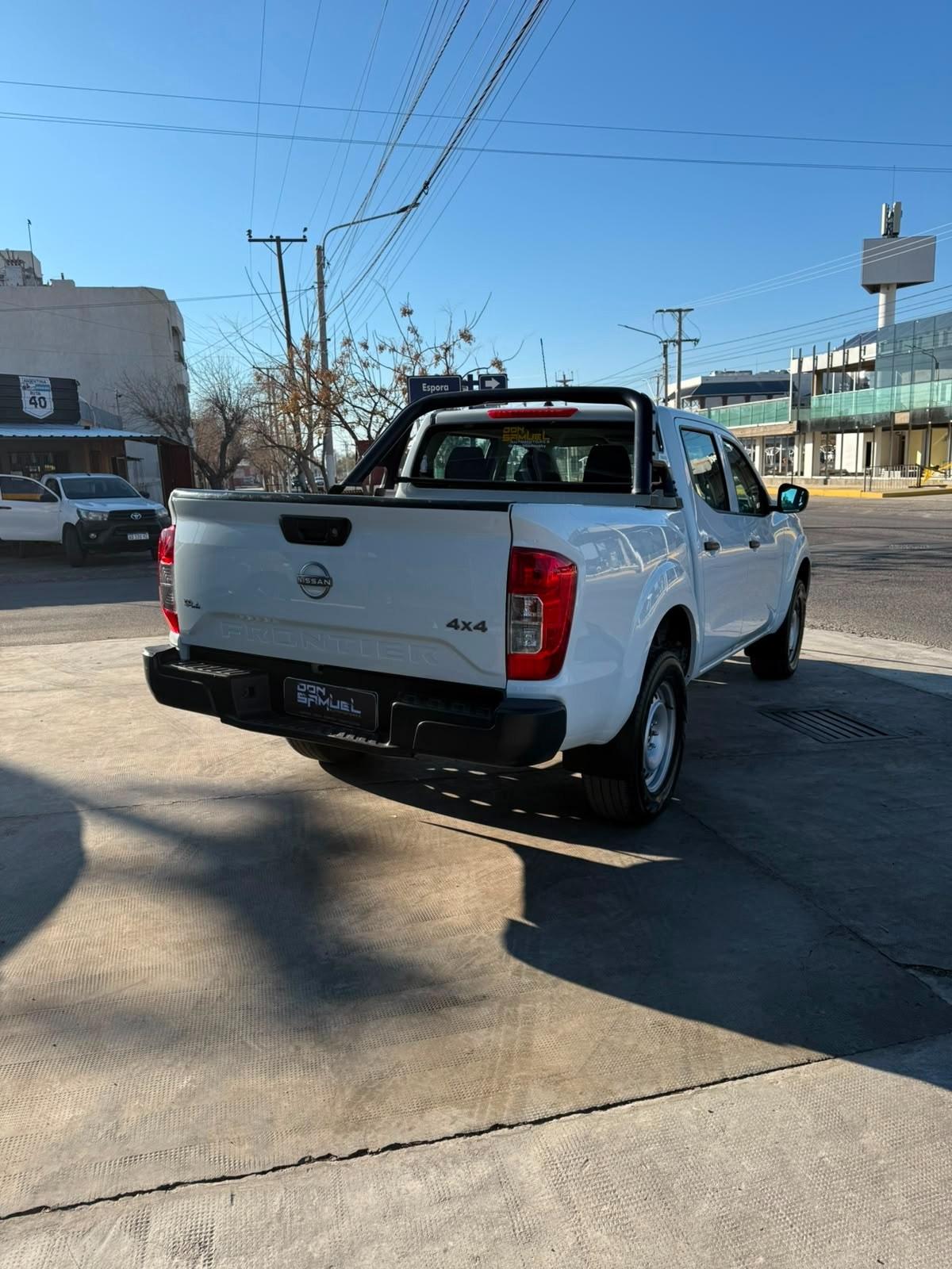 Foto de NISSAN PICK-UP RONTIER S 4X4 MT 2.3 D CD 2023, color blanco, en San Juan