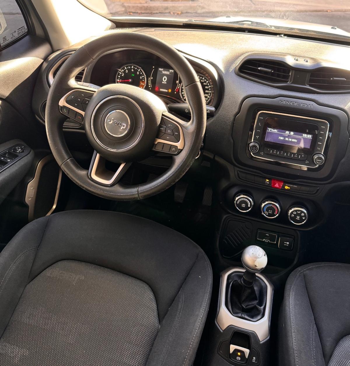 Foto de CHRYSLER / DODGE JEEP RENEGADE Sport 1.8 2017, color gris, en San Juan