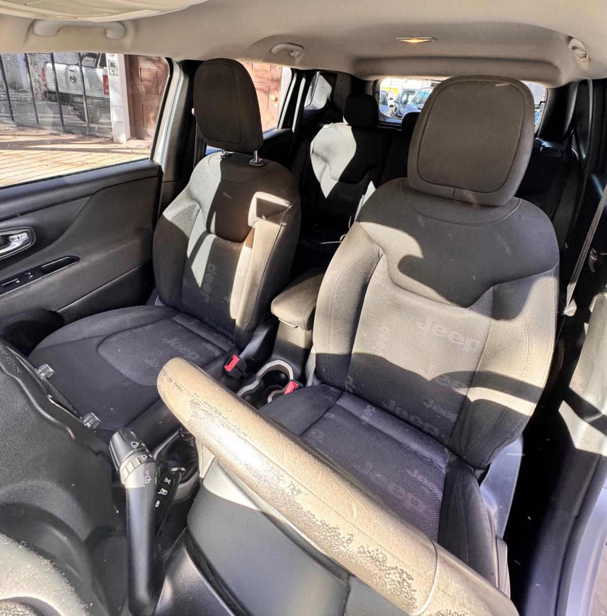Foto de CHRYSLER / DODGE JEEP RENEGADE Sport 1.8 2017, color gris, en San Juan