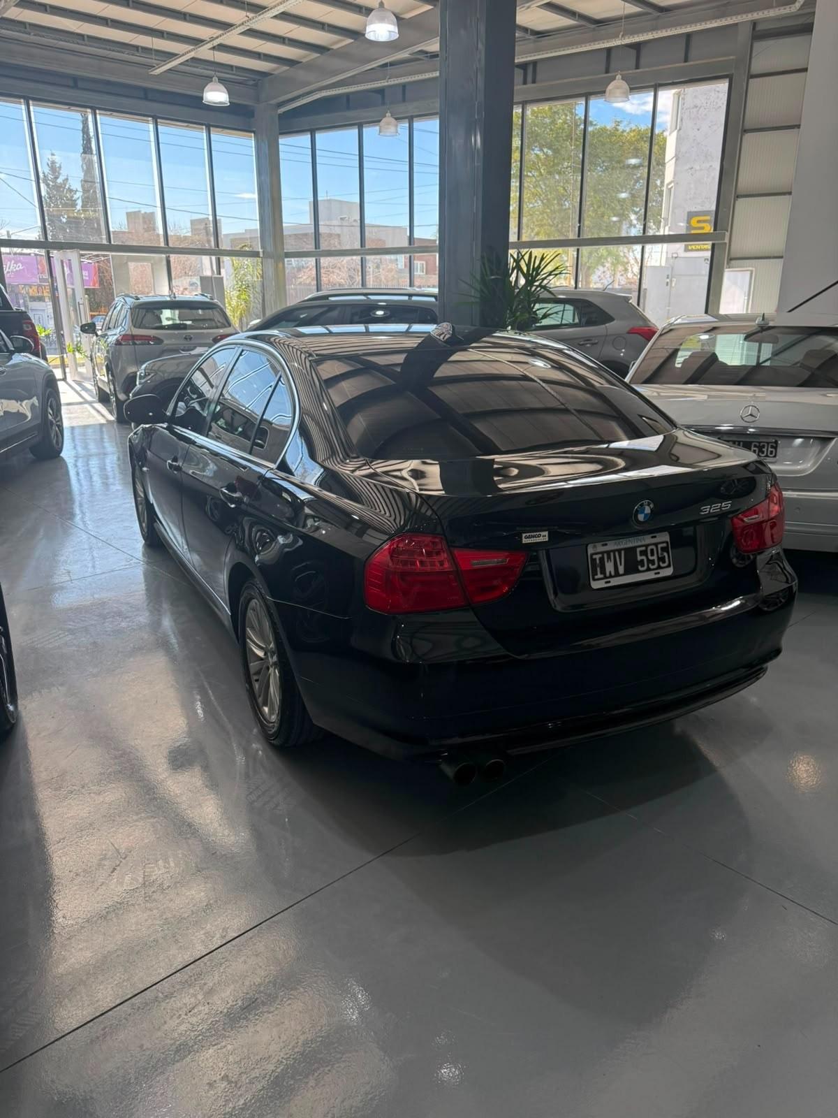 Foto de BMW 325 325I SEDAN 4PTAS 2010, color negro, en San Juan