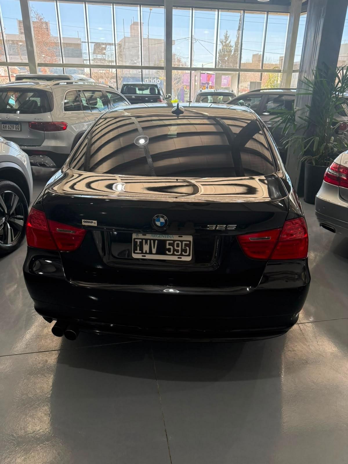 Foto de BMW 325 325I SEDAN 4PTAS 2010, color negro, en San Juan
