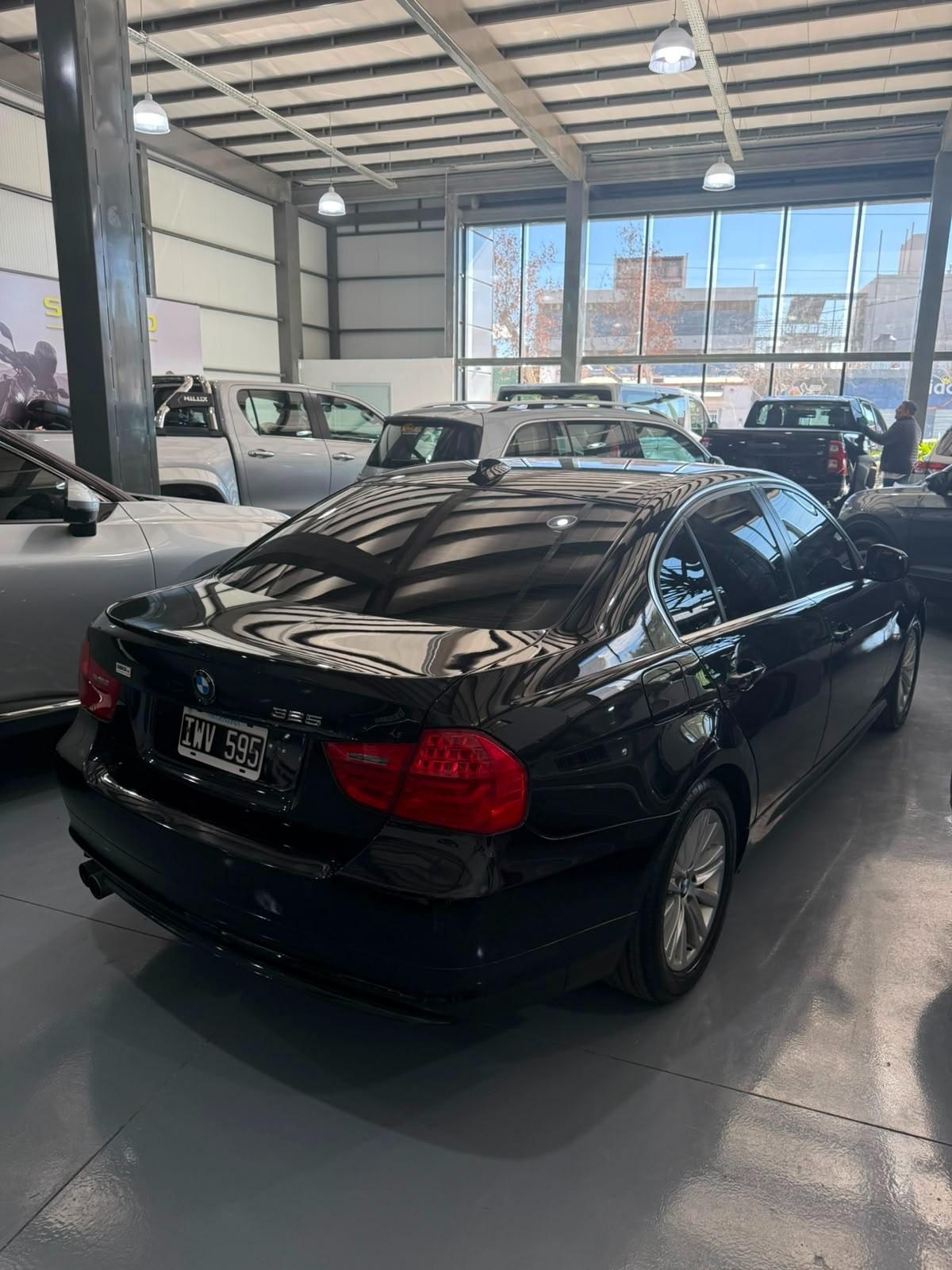 Foto de BMW 325 325I SEDAN 4PTAS 2010, color negro, en San Juan