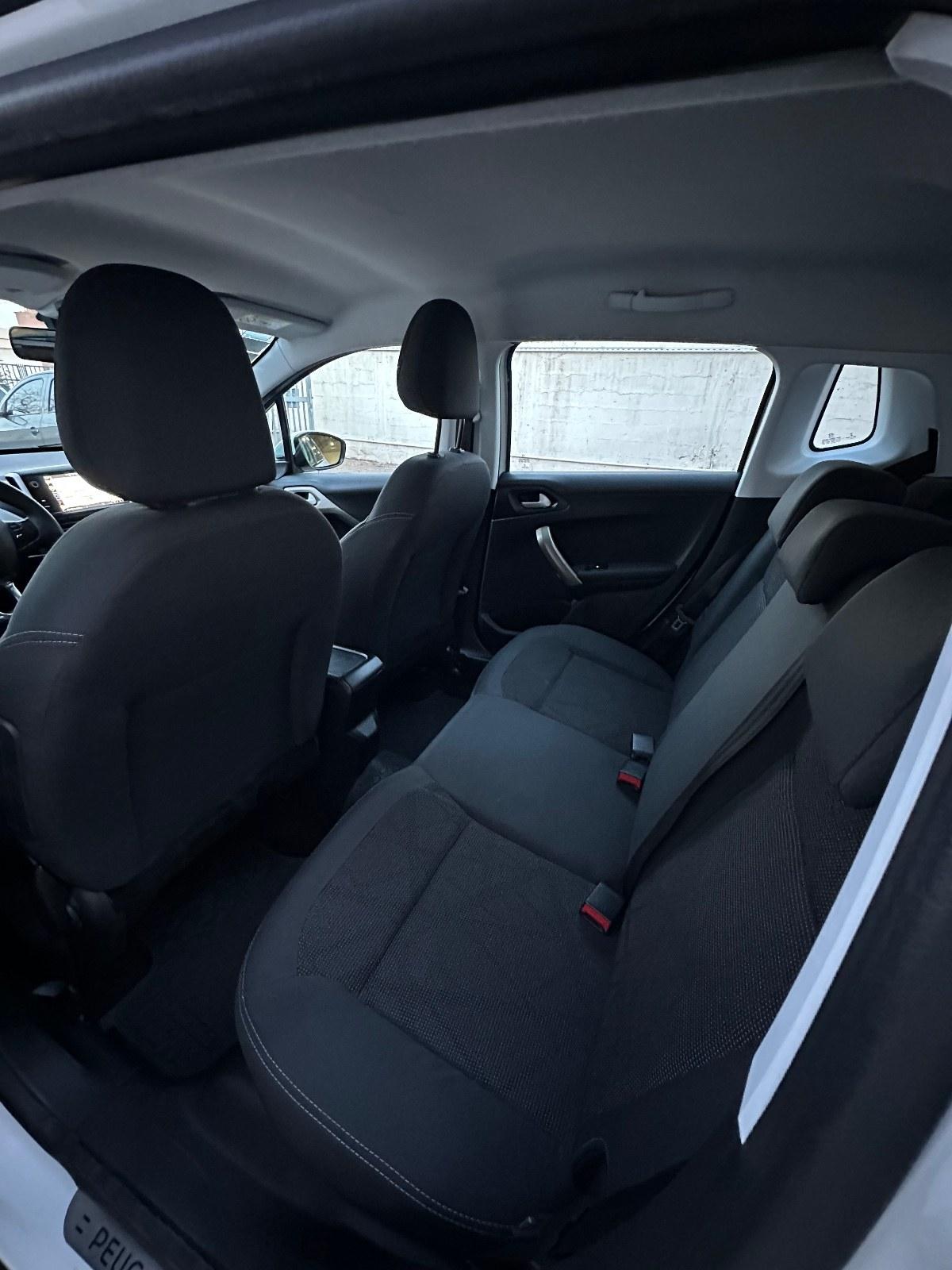 Foto de PEUGEOT 2008 Allure 2017, color blanco, en San Juan