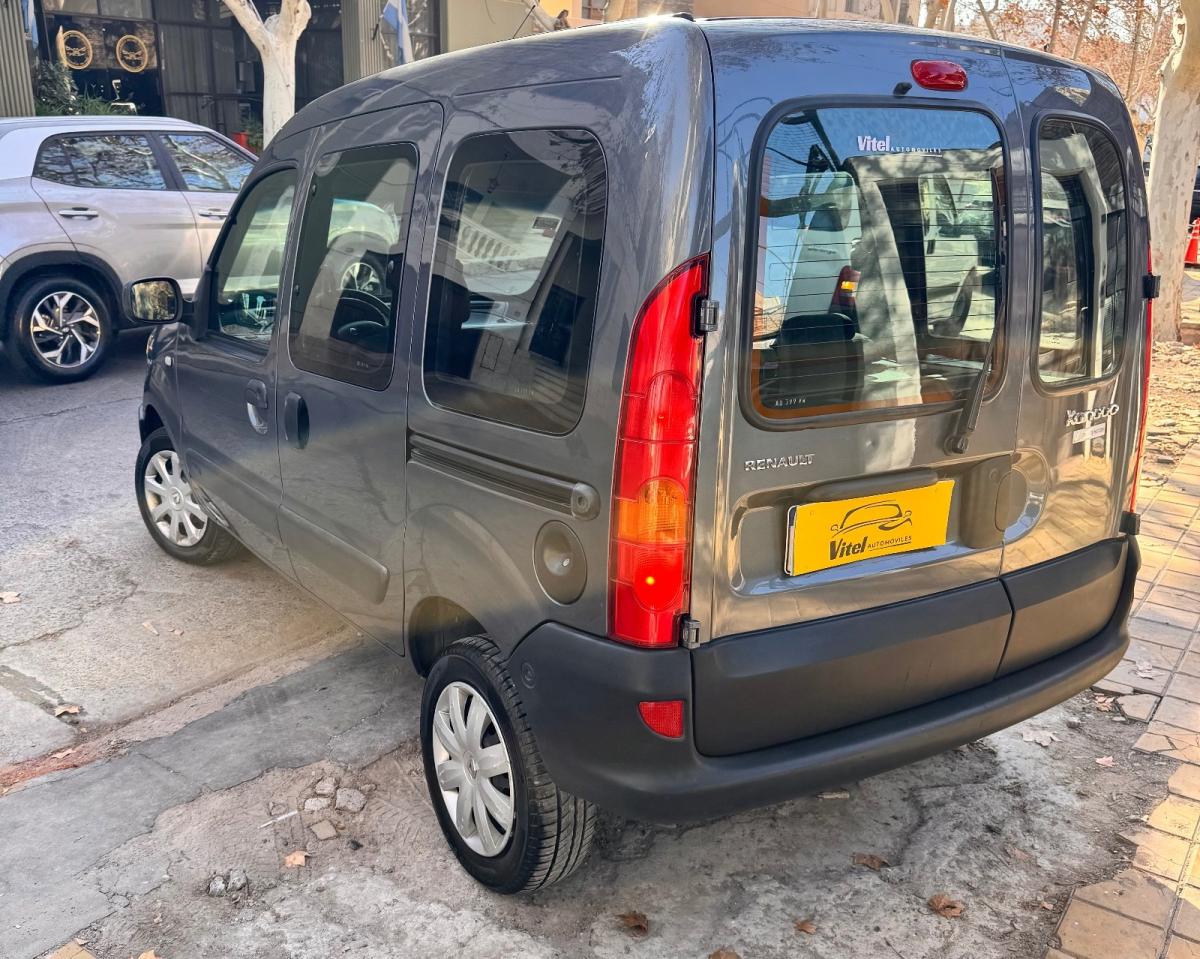 Foto de RENAULT KANGOO Authen plus 1.6 2017, color gris, en San Juan