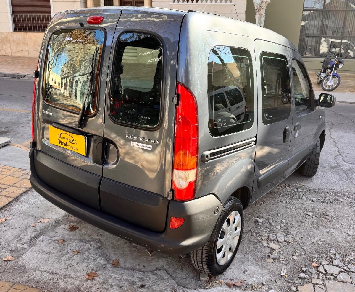 Foto de RENAULT KANGOO Authen plus 1.6 2017, color gris, en San Juan