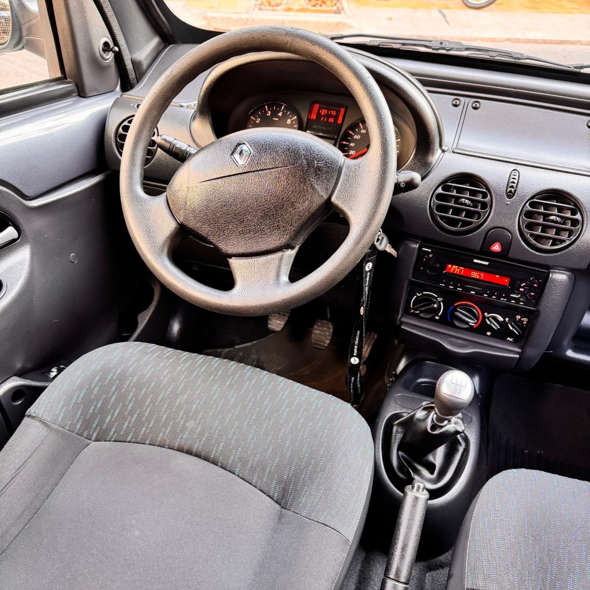 Foto de RENAULT KANGOO Authen plus 1.6 2017, color gris, en San Juan