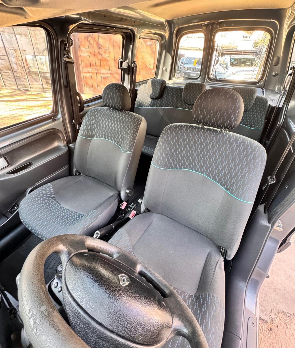 Foto de RENAULT KANGOO Authen plus 1.6 2017, color gris, en San Juan