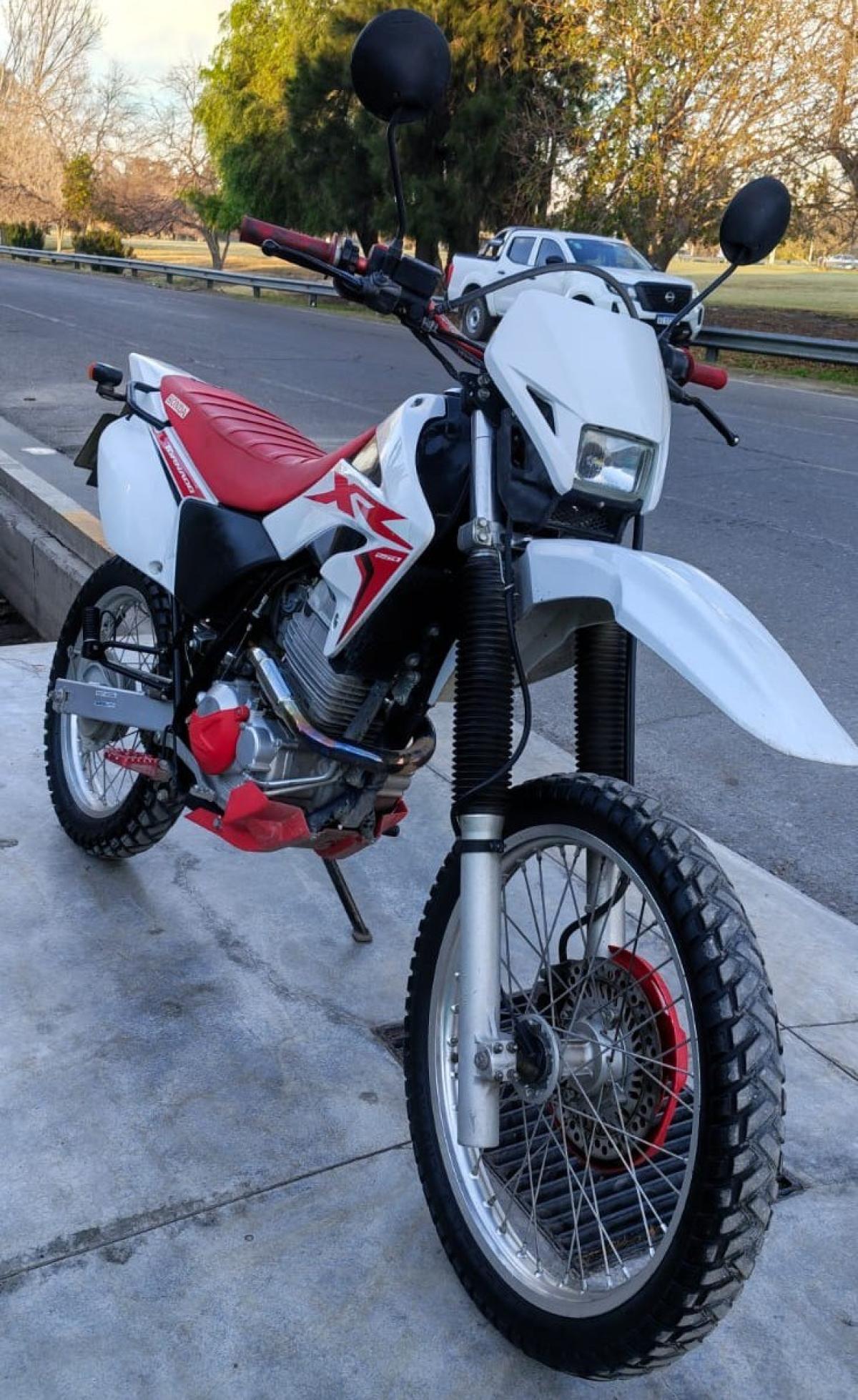 Foto de HONDA MOTOS SPORT XR250 2022, color blanco, en San Juan