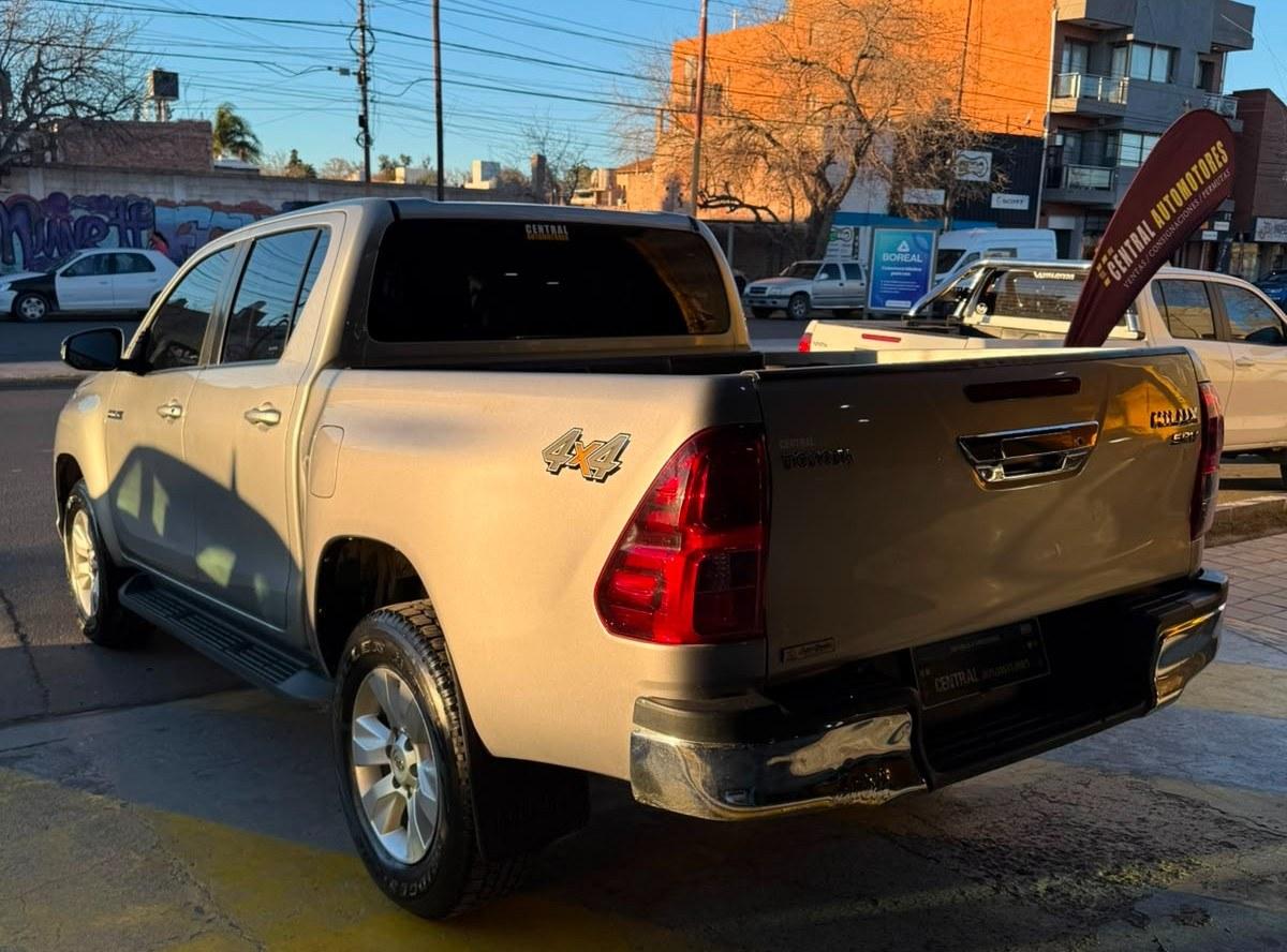 Foto de TOYOTA HILUX SRV MANUAL 2019, color plata, en San Juan
