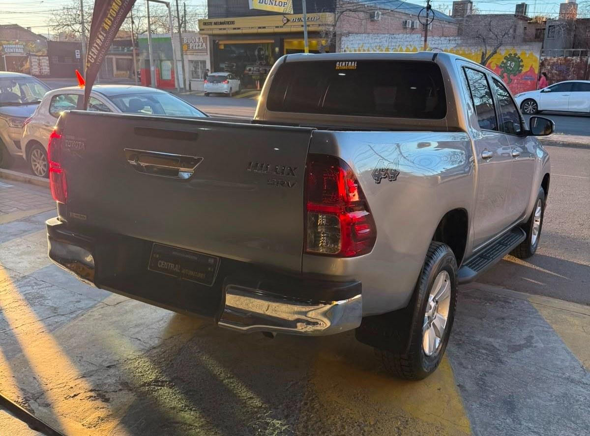 Foto de TOYOTA HILUX SRV MANUAL 2019, color plata, en San Juan